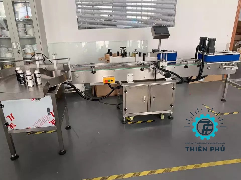 Máy Dán Nhãn Decal Chai Vuông 2 Mặt Tự Động Máy Dán Nhãn Decal Chai Vuông 2 Mặt Tự Động